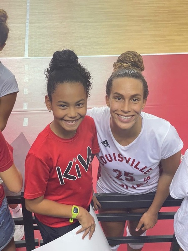 Amaya Tillman and her "twin," a young fan. 