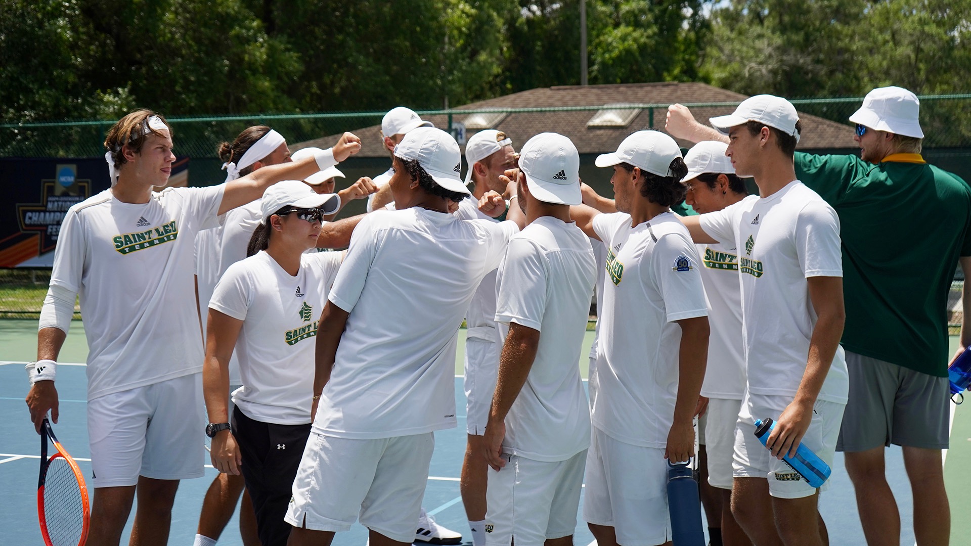 Yang Lee and the Saint Leo Men's Tennis Team.