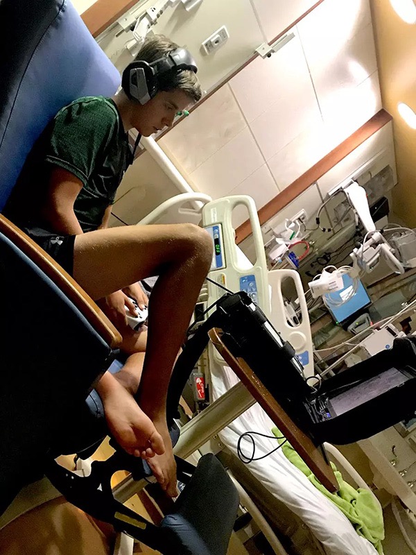 Luke van Heukelum playing Xbox in the hospital