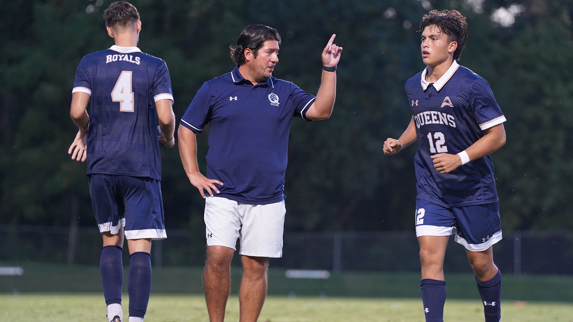 Salvadoran heritage guides Queens (North Carolina) soccer player Roberto Alvarez